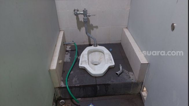 Kondisi smart toilet di SMPN 3 Makassad dan SD Sambung Jawa (SuaraSulsel.id/Lorensia Clara Tambing)