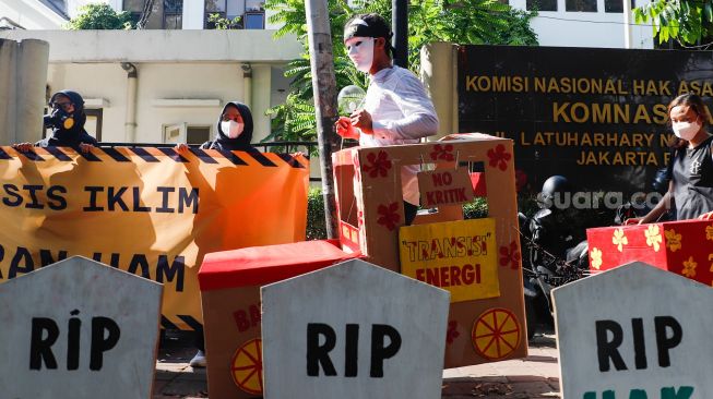 Sejumlah massa melakukan aksi unjuk rasa di depan Kantor Komnas HAM, Menteng, Jakarta Pusat, Kamis (14/7/2022). [Suara.com/Alfian Winanto]