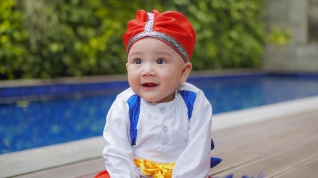 Rayyanza Anteng di Keramaian Ultah Rafathar, Cara Pegang Kipas Angin Bikin Salfok: Mandiri Banget