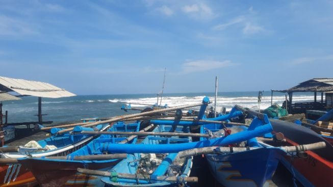 Ada Gelombang Tinggi, Nelayan di Pantai Depok Terpaksa Libur Melaut Sepekan