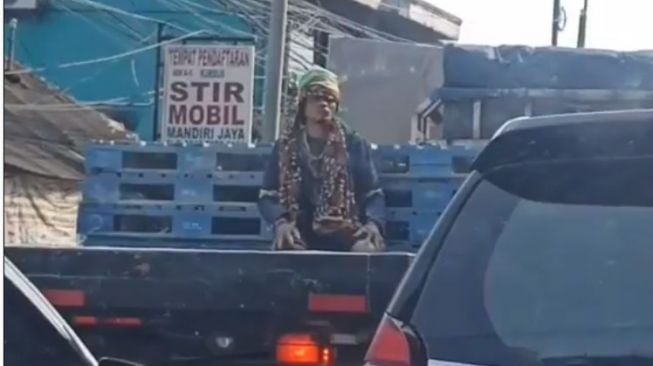 Viral! ODGJ Salat di Mobil Bak Terbuka, Endingnya Bikin Warganet Kesal: Membagongkan