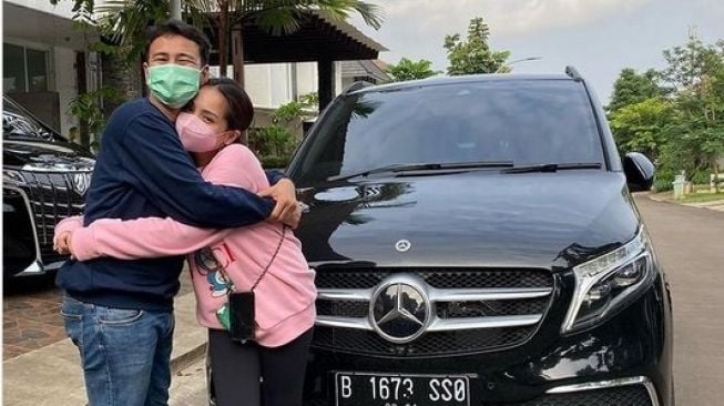 Artis Dapat Kado Mobil Mewah dari Pasangan (Instagram/@ransentertainment)