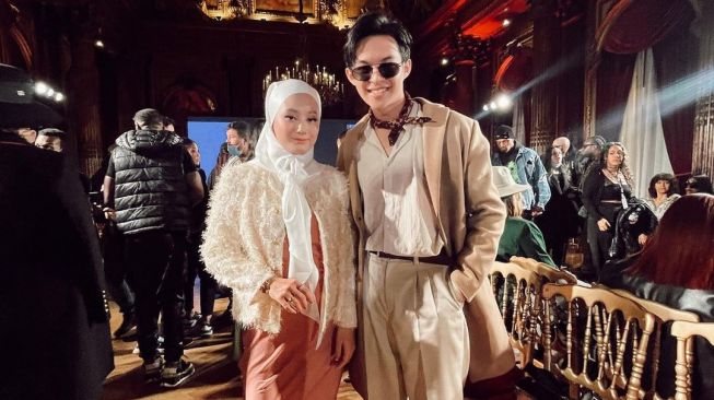 Potret Outfit Senada Keluarga Rey Mbayang (Instagram/@rey_mbayang)