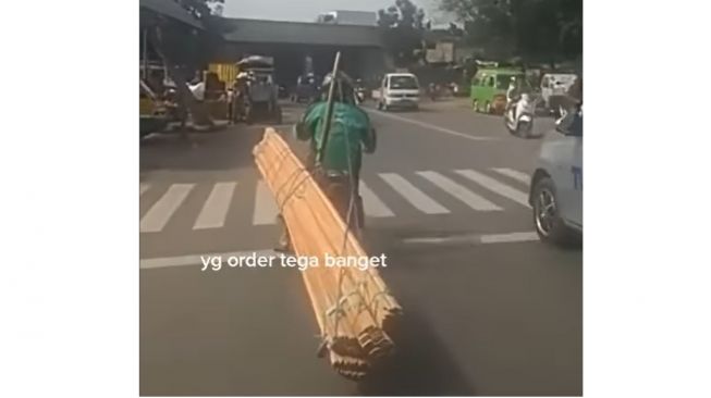 Ojol Angkut Kayu Panjang dan Bikin Bahaya Pengguna Jalan, Publik Tuding Customer Keterlaluan