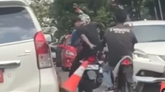 Viral Pemotor Bawa Pembonceng yang Bikin Rusuh di Jalan: Traffic Cone Diobrak-abrik Tanpa Sebab, Tak Pakai Helm Pula