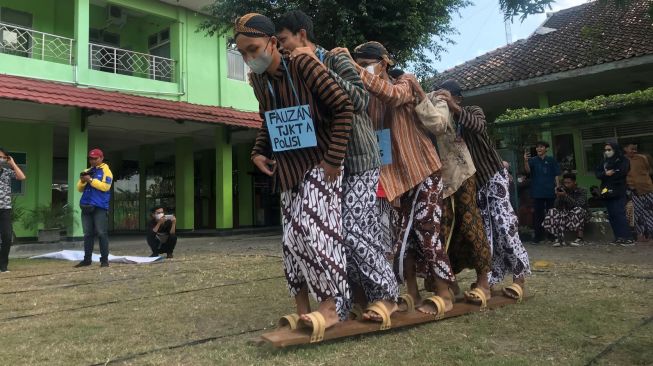 Lestarikan Budaya Jawa, SMK N 1 Pundong Ajak Siswa Main Ketapel hingga Bakiak di Penutupan MPLS