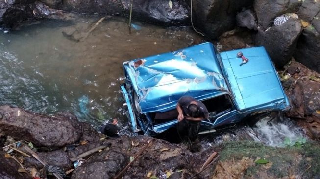 Gagal Menanjak di Jembatan Setelah Ngaturang Canang, Mobil Jimny Biru Masuk Sungai