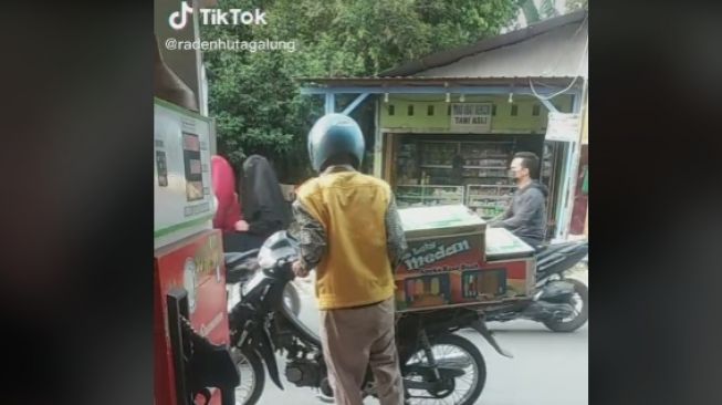 Tak Punya Uang karena Dagangan Belum Laku, Pria Paruh Baya Beli Bensin Ditukar dengan Es Lilin