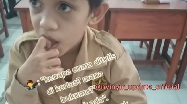 Anak SD Ini Hanya Pegang Selembar Kertas karena Ayah Tak Mampu Beli Buku Tulis, Publik Ramai Ingin Bantu