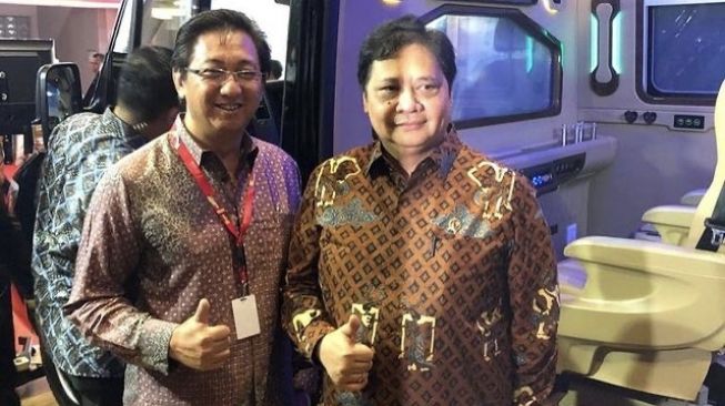 Booth Baze Luxury Bus mendapat kunjungan dari Menteri Airlangga Hartarto di GIIAS 2019 [Instagram Baze_Luxury_Bus].