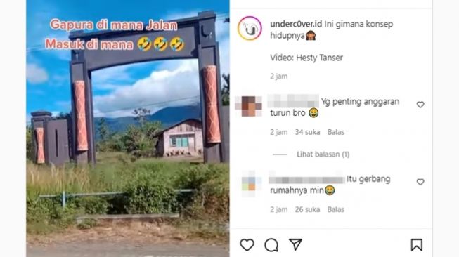 Pembangunan gapura meleset, bukan di jalan masuk desa malah di depan rumah warga. (Instagram/@underc0ver.id)