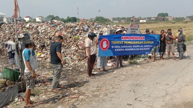 Heboh Sampah Menumpuk di TPS Sawahan Boyolali, Keluarkan Bau Menyengat, Warga Protes dan Bentangkan Spanduk Penolakan