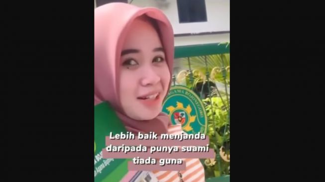 Seorang Wanita Pamer Dirinya Janda dan Sebut Suami Tak Berguna, Banjir Dukungan Netizen: Aku Padamu Mbak