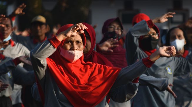 Warga lanjut usia (lansia) mengikuti senam bersama di Kota Madiun, Jawa Timur, Jumat (15/7/2022).  ANTARA FOTO/Siswowidodo