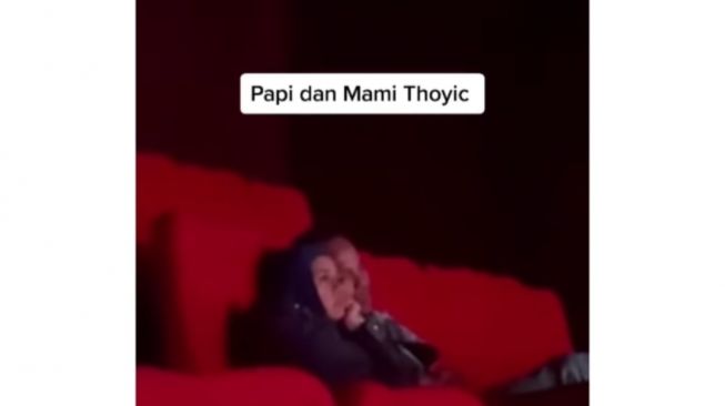 Lenggogeni Faruk dan Anofial Asmid keciduk di bioskop (Instagram/@rumpi_gosip)