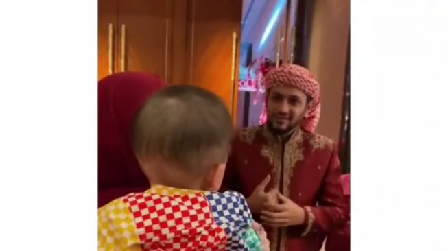 ustaz Kasif Heer kasih hadiah umrah Nathalie Holscher (Instagram/@insta_julid)