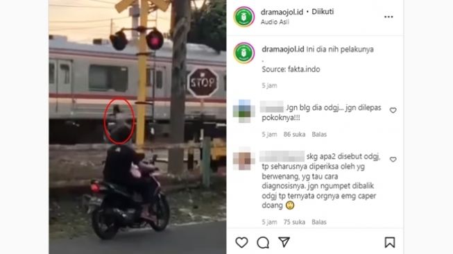 Pria tak dikenal terekam melempari KRL dengan batu sampai berkali-kali. (Instagram/@dramaojol.id)