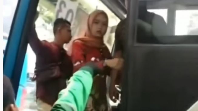 Video Viral Pramugara Bus TransMetro Diduga Remas Payudara Siswi SMA