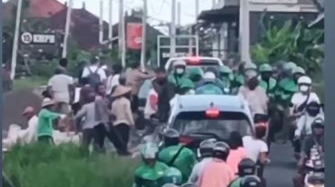 Viral, Pasukan Ojol Hijaukan Proses Evakuasi Mobil yang Terperosok di Shortcut Canggu