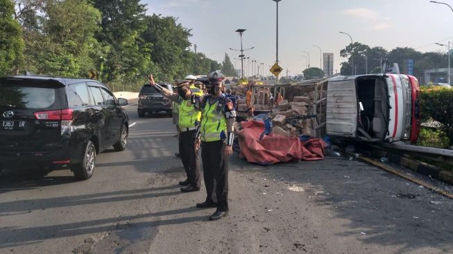 Gegara Pecah Ban, Truk Engkol Terguling di Tol Dalam Kota Dekat Flyover Grogol Jakbar, Muatan Tumpah ke Jalan