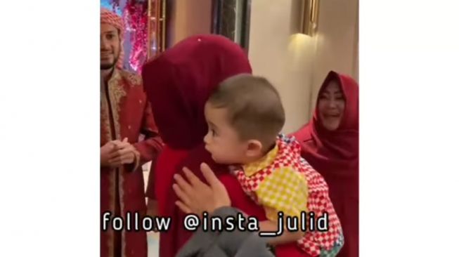 ustaz Kasif Heer kasih hadiah umrah Nathalie Holscher (Instagram/@insta_julid)