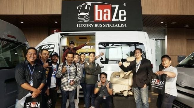 Booth Baze Luxury Bus tampil di GIIAS 2019 dan mendapat kunjungan dari para jurnalis otomotif Tanah Air, tampak Bari Setiadi nomor dua dari kanan [Instagram Baze_Luxury_Bus].