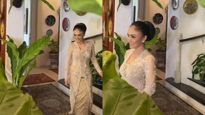 Yuni Shara Anggun Pakai Kebaya Warganet Malah Salfok Dengan Rumahnya 8757