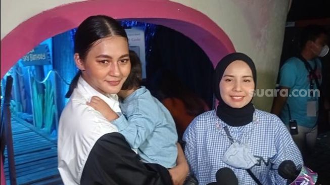 Paula Verhoeven bersama Tya Ariestya ikut menghadiri acara ulang tahun Gala Sky yang kedua, Kamis (14/7/2022) malam. [Fajar Ramadhan/Suara.com]