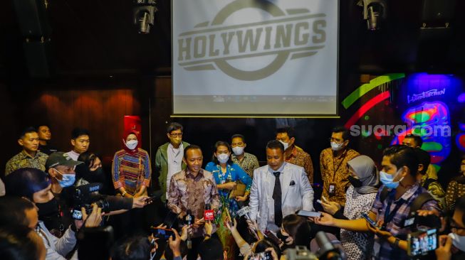 Menteri Investasi Bahlil Lahadalia ditemani pengacara sekaligus pemegang saham Holywings Hotman Paris Hutapea memberikan keterangan pers usai melakukan peninjauan lapangan kegiatan usaha Holywings Group di Gunawarman, Jakarta Selatan, Jumat (15/7/2022). [Suara.com/Alfian Winanto] 