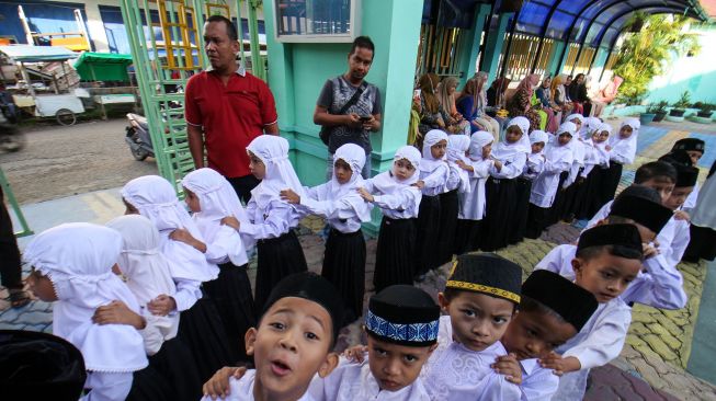 Sejumlah siswa baru kelas satu sekolah dasar mengikuti perkenalan lingkungan pada hari pertama masuk sekolah di SDN-1 Lhokseumawe, Aceh, Jumat (15/7/2022).  ANTARA FOTO/Rahmad