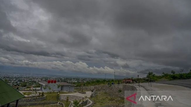 Awan hitam menyelimuti langit Kota Palu, Sulawesi Tengah. ANTARA FOTO/Basri Marzuki/hp/pri.