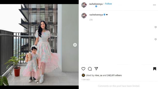 Foto: Pakai Dress Kembaran, Begini Gaya Gemas Rachel Vennya dan Chava (instagram/rachelvennya)