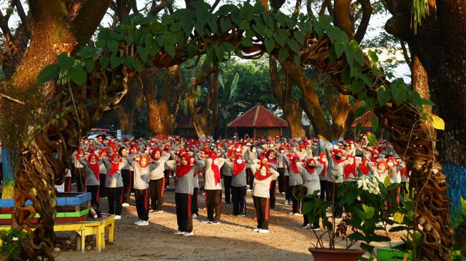 Warga lanjut usia (lansia) mengikuti senam bersama di Kota Madiun, Jawa Timur, Jumat (15/7/2022).  ANTARA FOTO/Siswowidodo