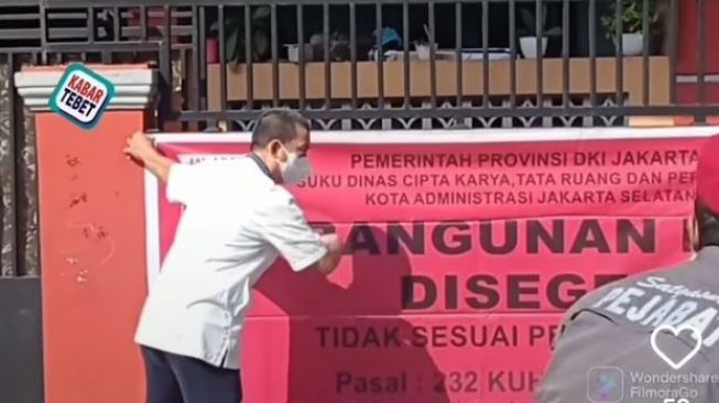 Sudah Lapuk, Segel Baru Dipasang di Rumah Bekas Markas Ahmadiyah Kawasan Bukit Duri