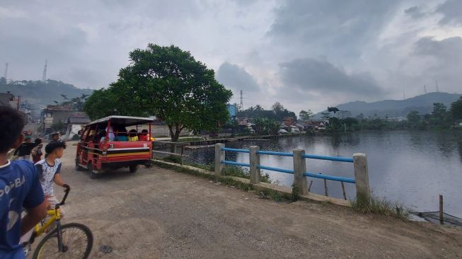 Warna air Situ Ciburuy sejak beberapa hari terakhir bahkan berubah menjadi hitam pekat. Sampah dan limbah pabrik tengah mengotorinya. [Ayobandung.com/Restu Nugraha]