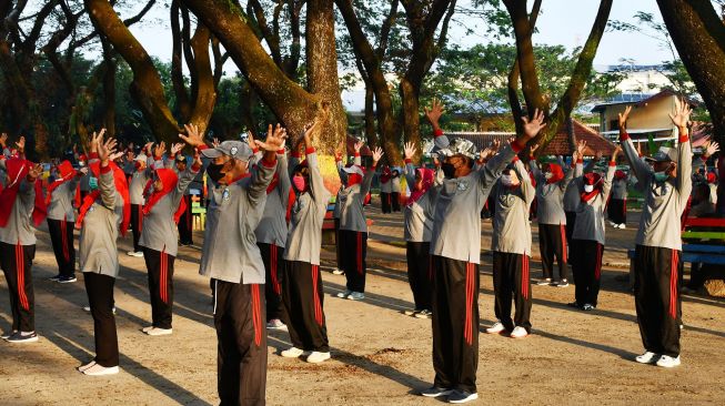 Warga lanjut usia (lansia) mengikuti senam bersama di Kota Madiun, Jawa Timur, Jumat (15/7/2022).  ANTARA FOTO/Siswowidodo