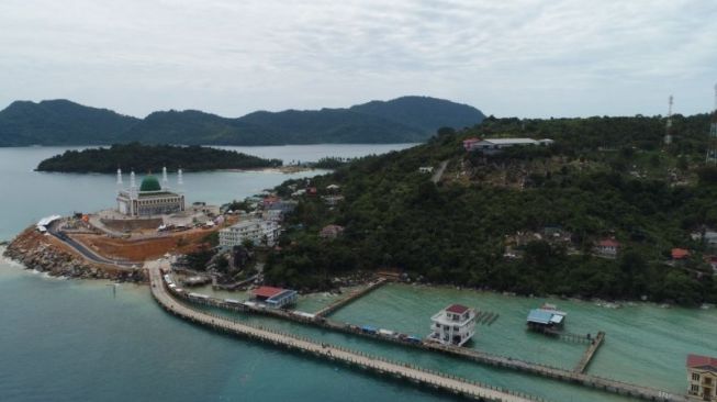 Pemandangan Jembatan Selayang Pandang II yang menjadi ikon baru di Tarempa, Kabupaten Kepulauan Anambas, Provinsi Kepulauan Riau (Kepri) [ANTARA/HO-Humas Pemprov Kepri]