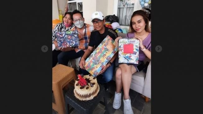 Doddy Sudrajat dan Mayang asyik berfoto dan syuting di rumah Haji Faisal, di mana si pemilik rumah sedang tidak ada di tempat. [Instagram]