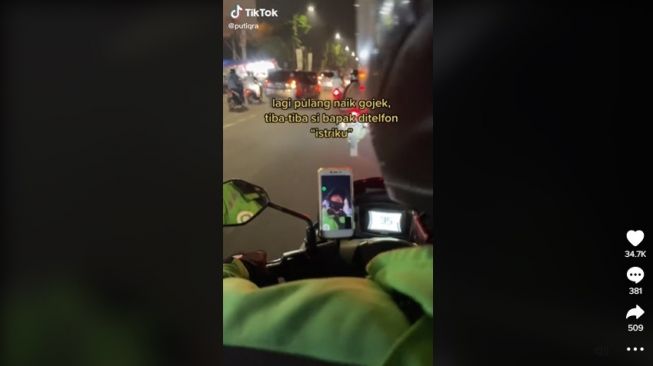 Aksi driver ojol video call istrinya sweeet banget. [TikTok]