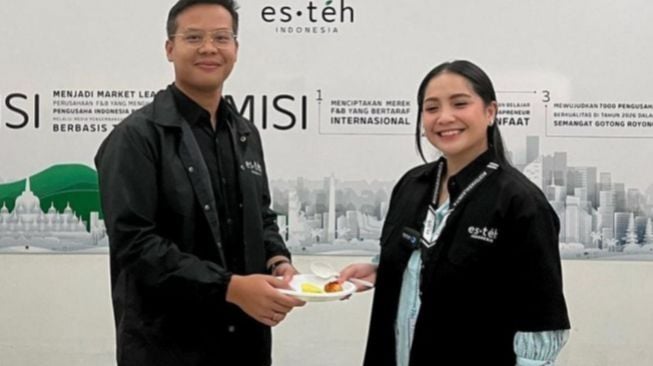Nagita Slavina resmi menjadi CEO Esteh Indonesia. (Instagram/esteh.indonesia)