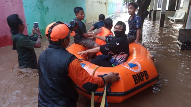 Tim Gabungan Tancap Gas Atasi Banjir Bandang di Pati, Perbaikan Tanggul yang Jebol jadi yang Utama