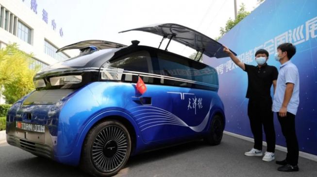 Mobil berpanel surya yang dikembangkan di China. (Autoevolution)