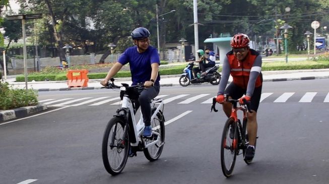 Bahas Partai dari Atas Sepeda, Sekjen PAN Ajak PDIP Gabung KIB saat Gowes Bareng Hasto?