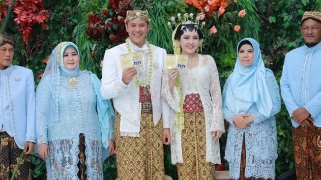 Via Vallen dan Chevra Yolandi resmi menjadi sepasang suami-istri. Pernikahan Via dan Chevra berlangsung Jumat (15/7/2022). [Instagram @vyanisty.fanbase]