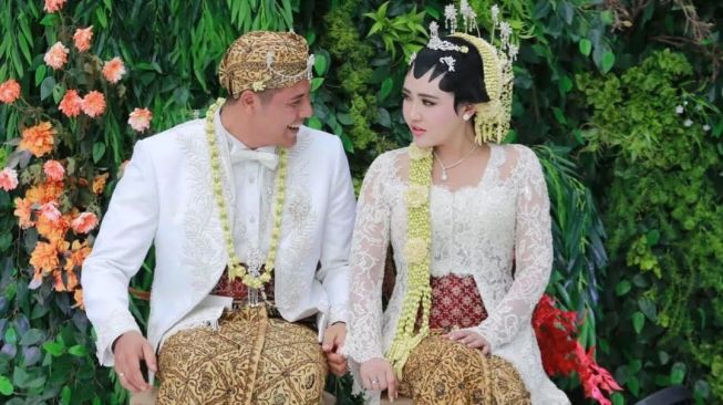 Via Vallen dan Chevra Yolandi resmi menjadi sepasang suami-istri. [Instagram @ayvy.anisty]