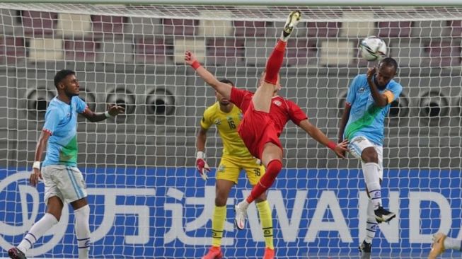 Gelandang Libanon Majed Osman (tengah) melakukan tendangan pada pertandingan kualifikasi Piala Arab menghadapi Djibouti di Stadion Internasional Khalifa di Doha, Qatar. (23/6/2021) (ANTARA/AFP/KARIM JAAFAR)