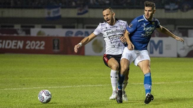 Bek Persib Bandung, Nick Kuipers (kanan). [ANTARA FOTO/M Agung Rajasa]