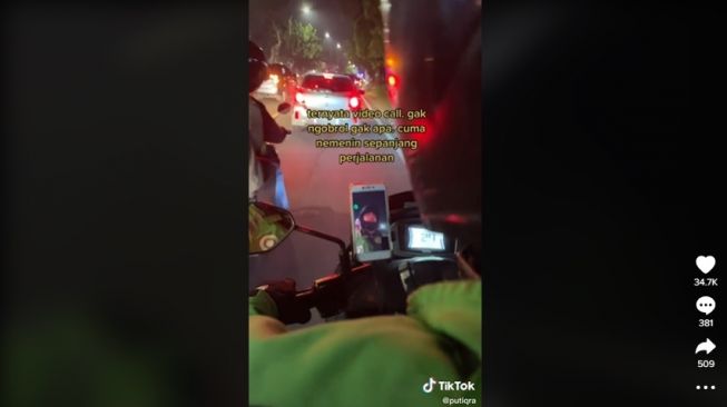 Aksi driver ojol video call istrinya sweeet banget. [TikTok]