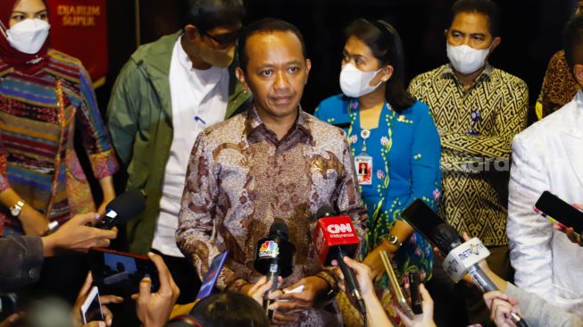 Menteri Investasi Bahlil Lahadalia memberikan keterangan pers usai melakukan peninjauan lapangan kegiatan usaha Holywings Group di Gunawarman, Jakarta Selatan, Jumat (15/7/2022). [Suara.com/Alfian Winanto] 