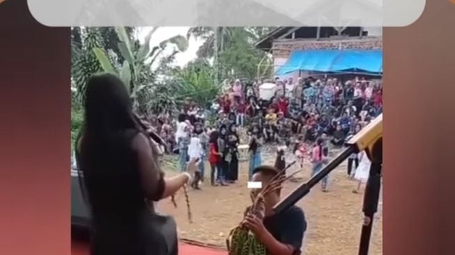 Pria jadi tontonan warga gara-gara sawer biduan dangdut pakai petai. (Instagram/@arenafakta)